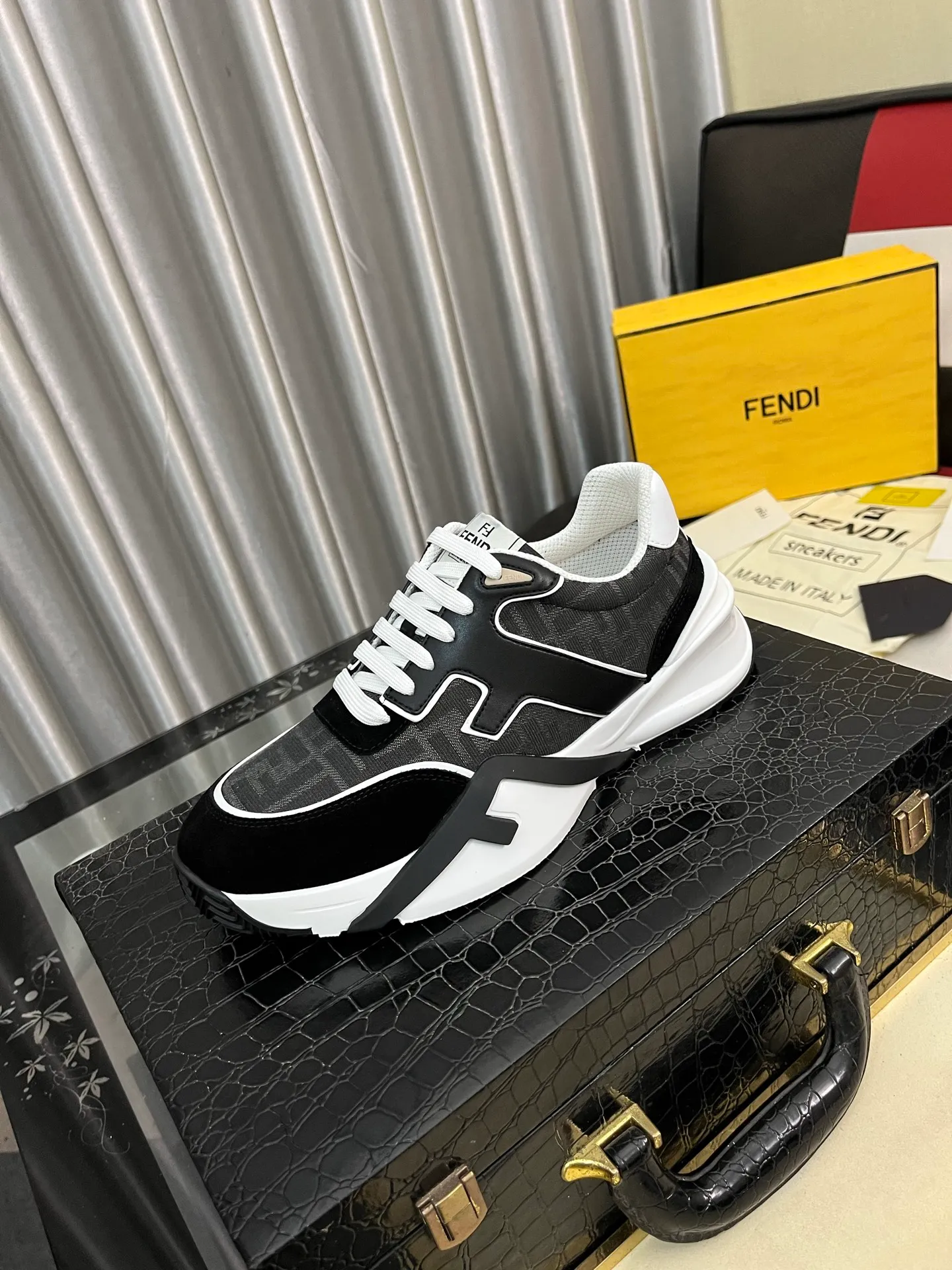 Men's men's shoes 💰560⌚️⌚️FENDI.•FENDI unique modern style sneakers. Counter purchasing🏃casual shoes😍😍 Original breathable fly-knit mesh imported from Italy (refuses to discolor and abrade feet) soles: Original soles specially provided by the original factory, super cool😍 French lazy style design ⚠️ Original quality, super comfortable and wear-resistant original soles. Code number: 38-442️⃣Colors available